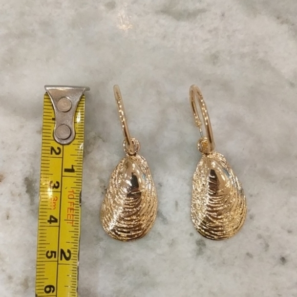 14K Gold Plated Sea Shell Drop Hoop Earrings - Picture 3 of 4